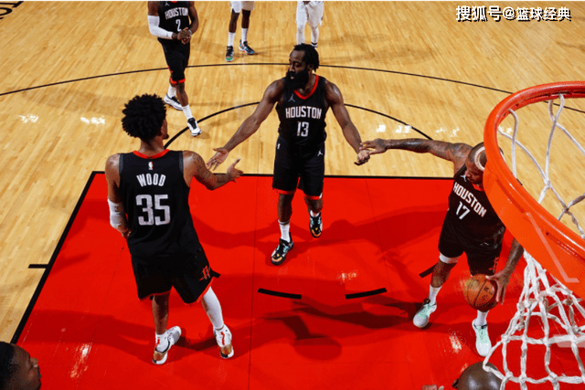  东契奇三双数据率队横扫尼克斯  