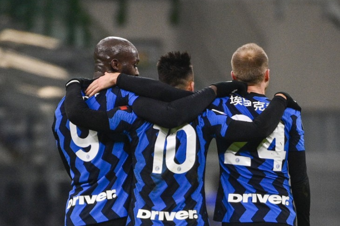  米兰德比战成平局，双方球迷互斥黑哨  